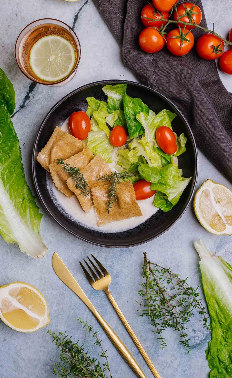 Ravioli z dynią w sosie z gorgonzolą i pastą truflową, sałata rzymska z pomidorkami