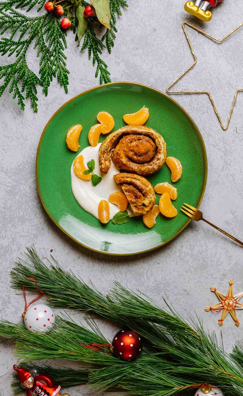 Szwedzkie bułeczki Kanelbullar, wegański sos waniliowy, mandarynki