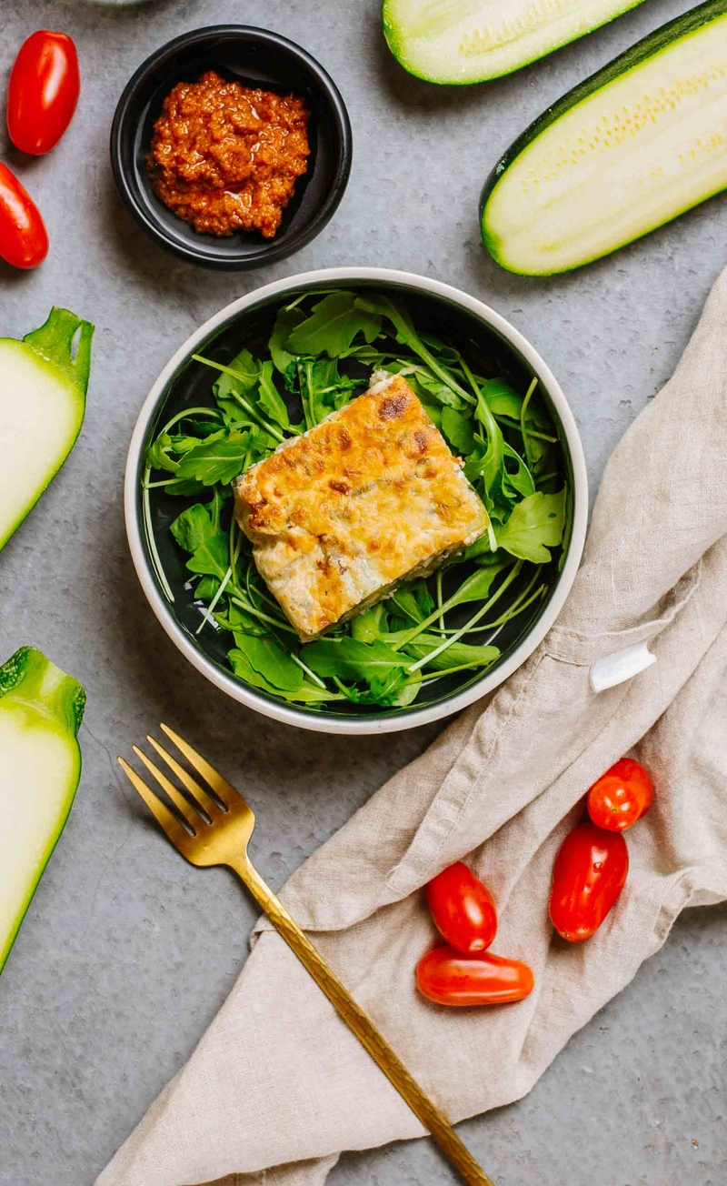 Keto gratin z cukinii z serem, pesto rosso