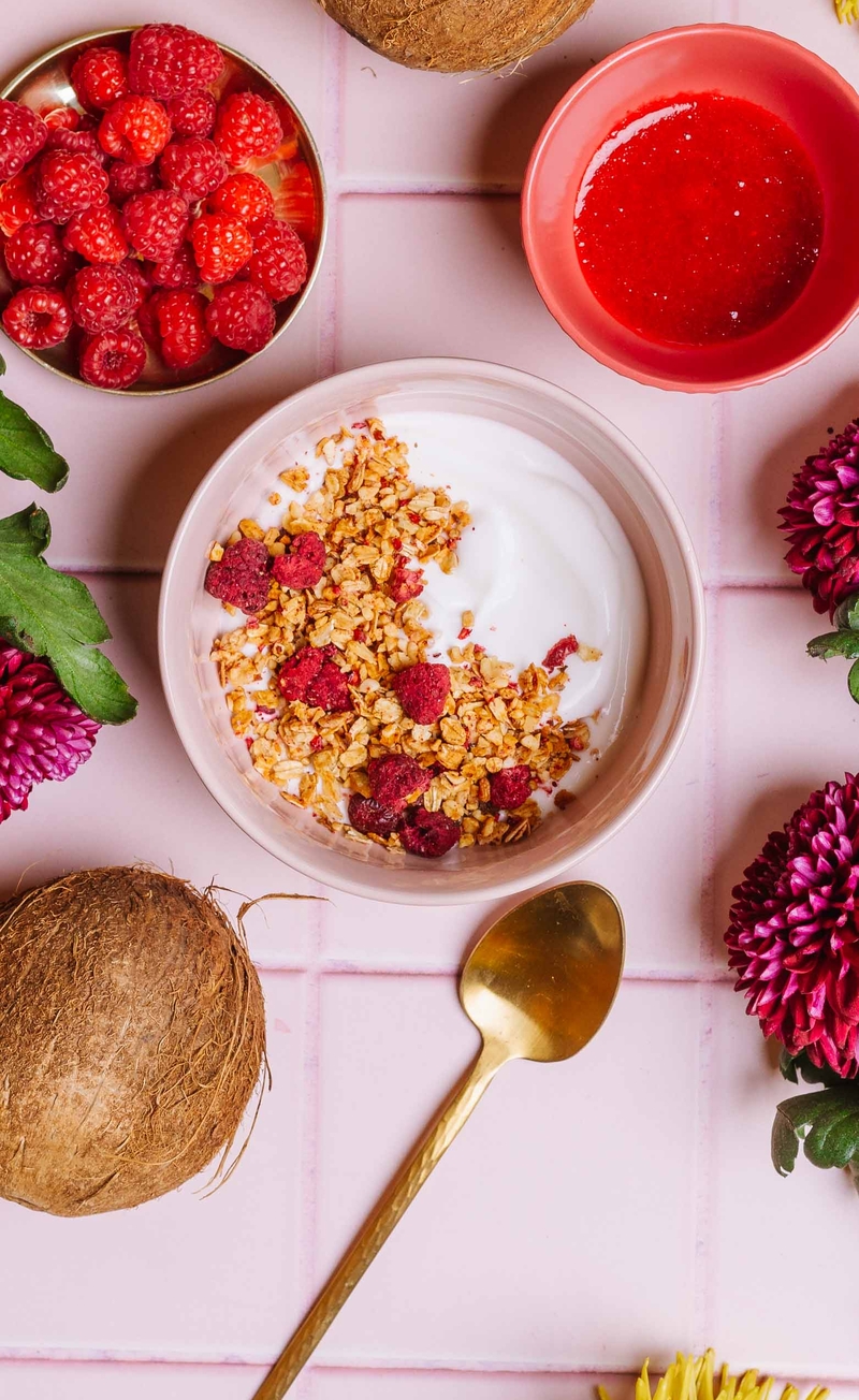 Pink energy bowl: granola z liofiliozowanym malinami i żurawiną, jogurt kokosowy, różowy mus owocowy