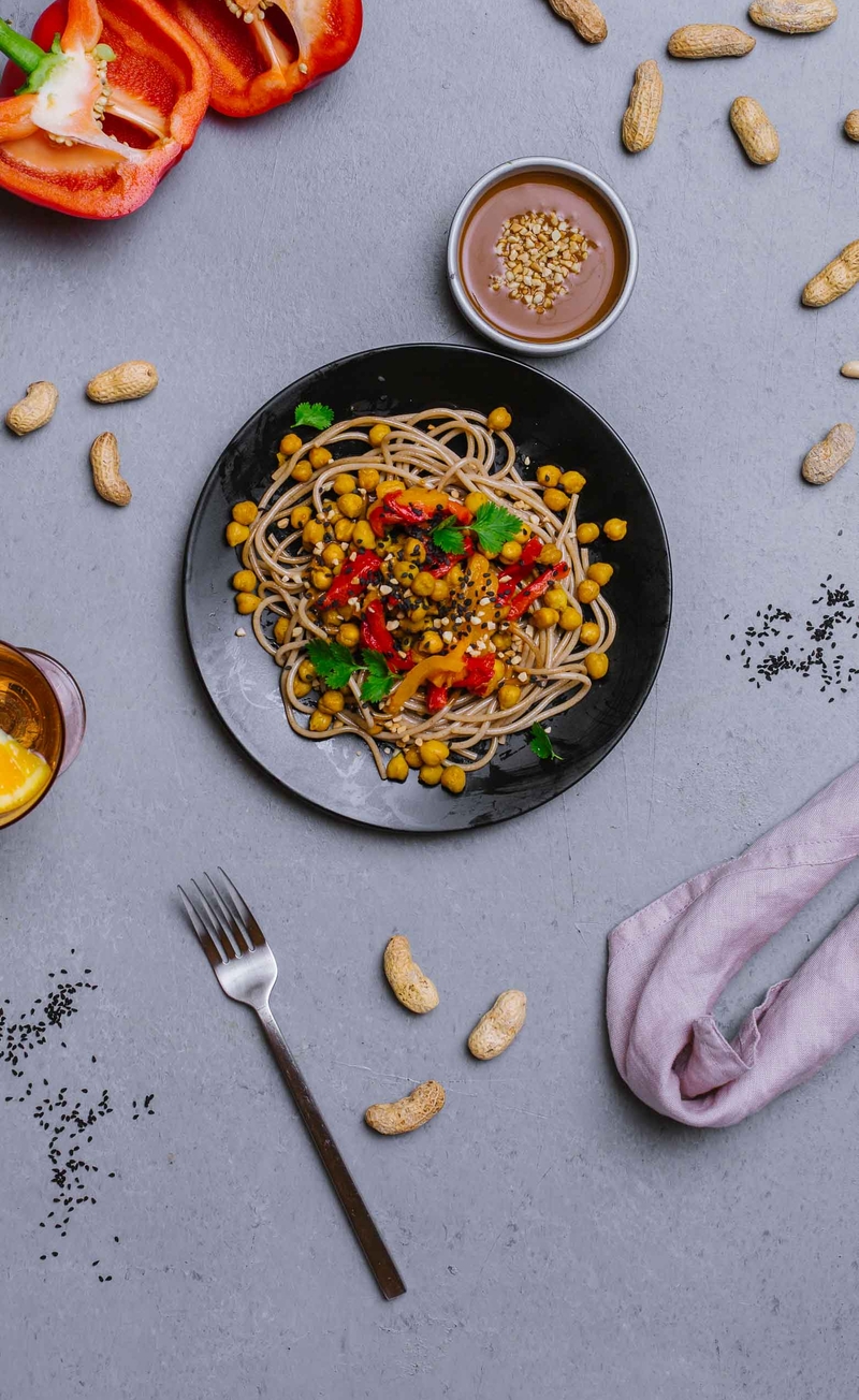 Razowe spaghetti z cieciorką w sosie orzechowym z imbirem i pieczoną papryką