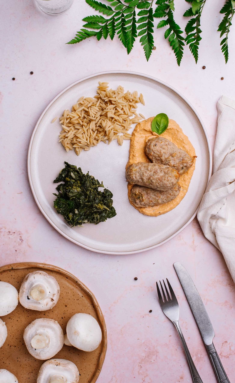 Roladki drobiowe nadziewane pieczarkami i serem w sosie z suszonymi pomidorami, pełnoziarnisty makaron orzo