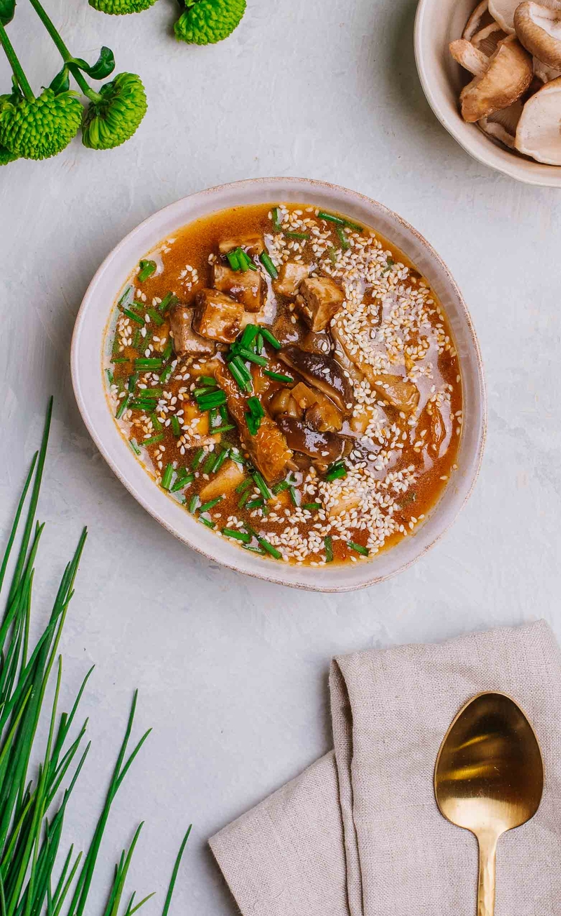 Zupa kimchi z tofu i grzybami shiitake