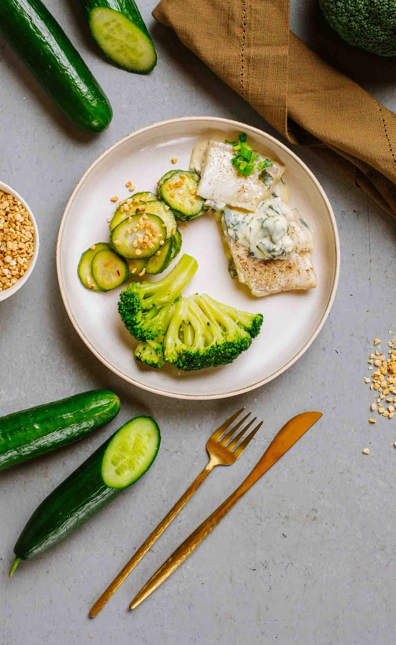 Dorsz w keto sosie imbirowym z wakame, brokuły na parze, pikantna koreańska surówka z ogórków