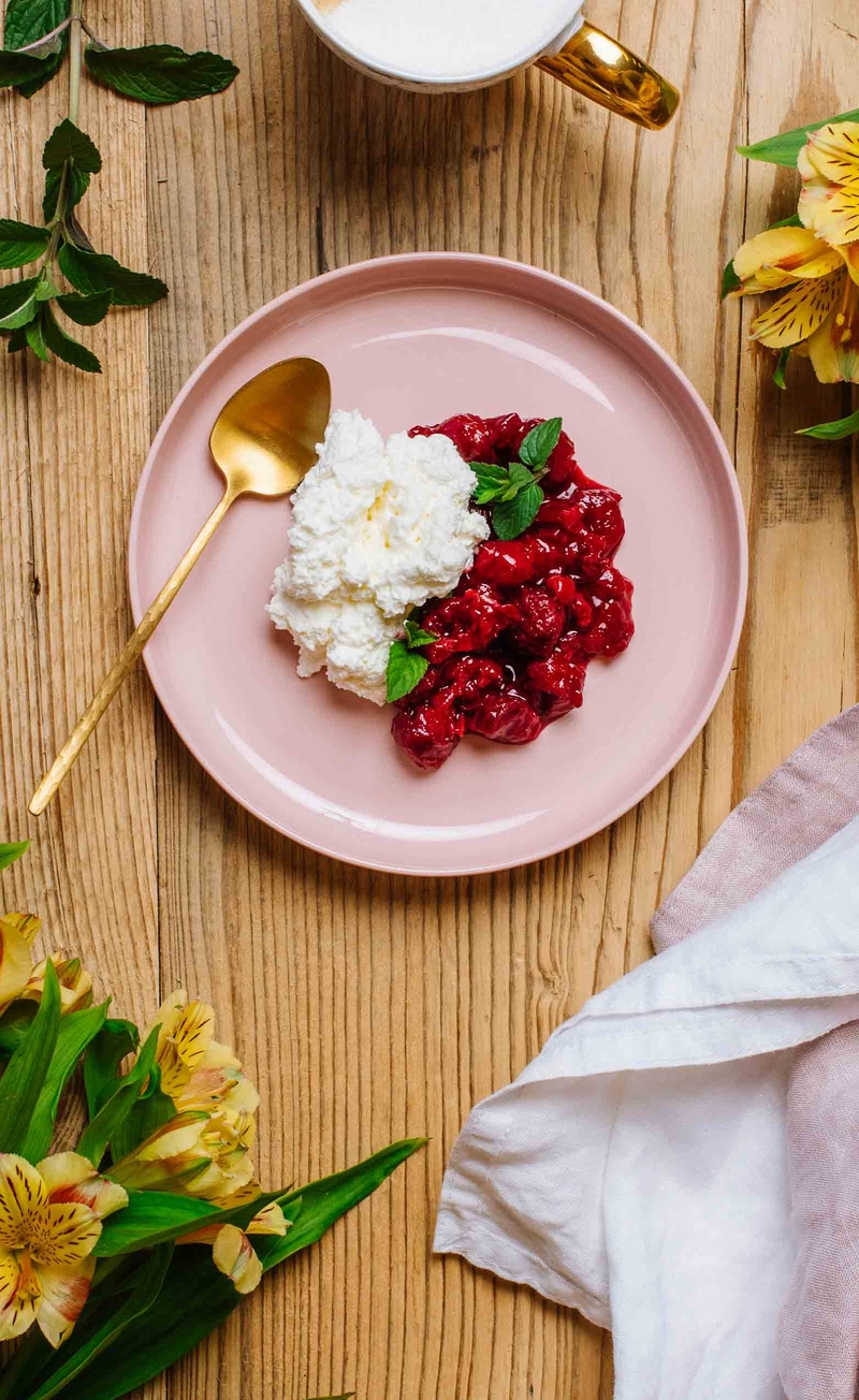 Keto bita śmietana z mascarpone, karmelizowane wiśnie