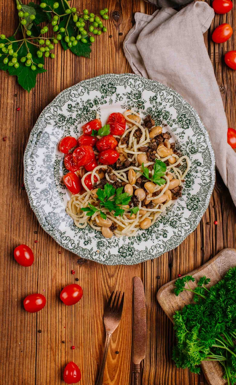 Pasta Alfredo z oliwą truflową, pieczarkami brunatnymi, fasolą Jumbo, pieczonymi pomidorkami i natką pietruszki