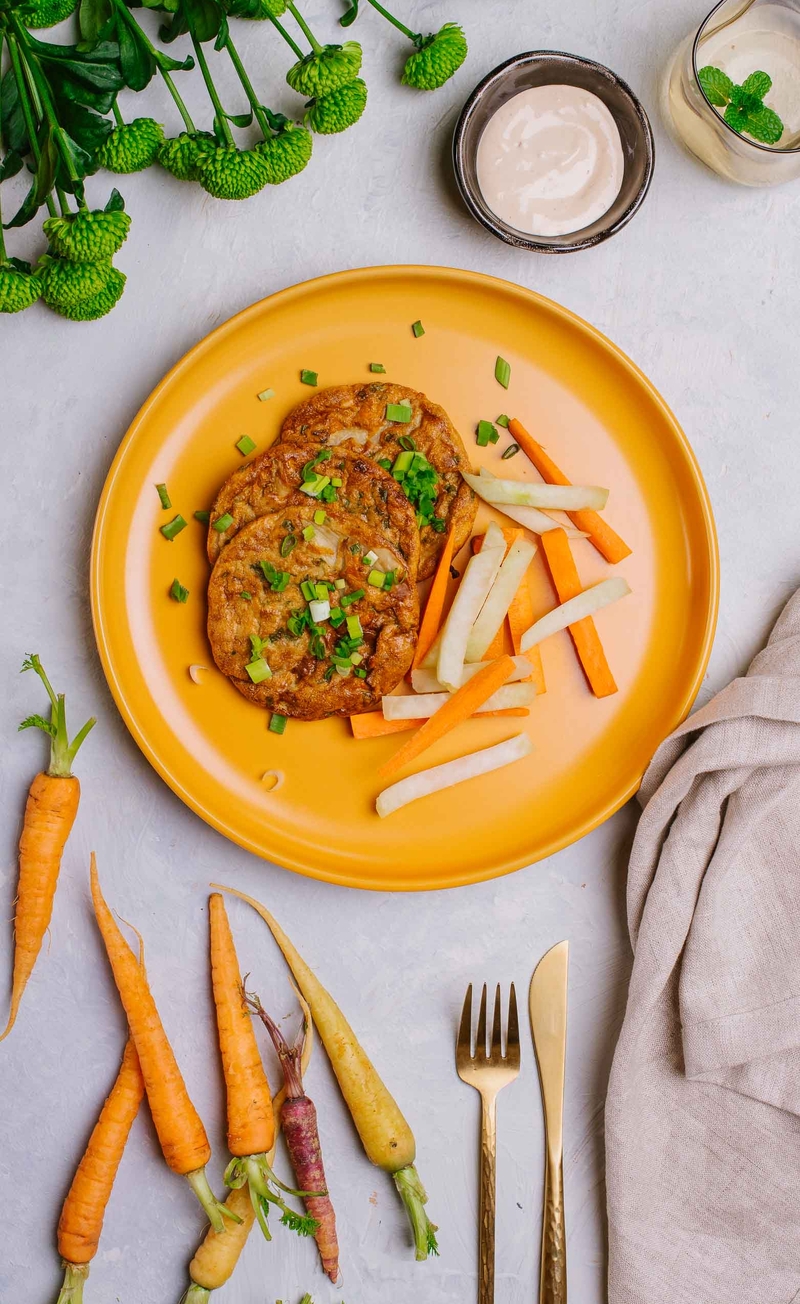 Japońskie placuszki okonomiyaki, majonez z sosem sojowym, słupki warzyw