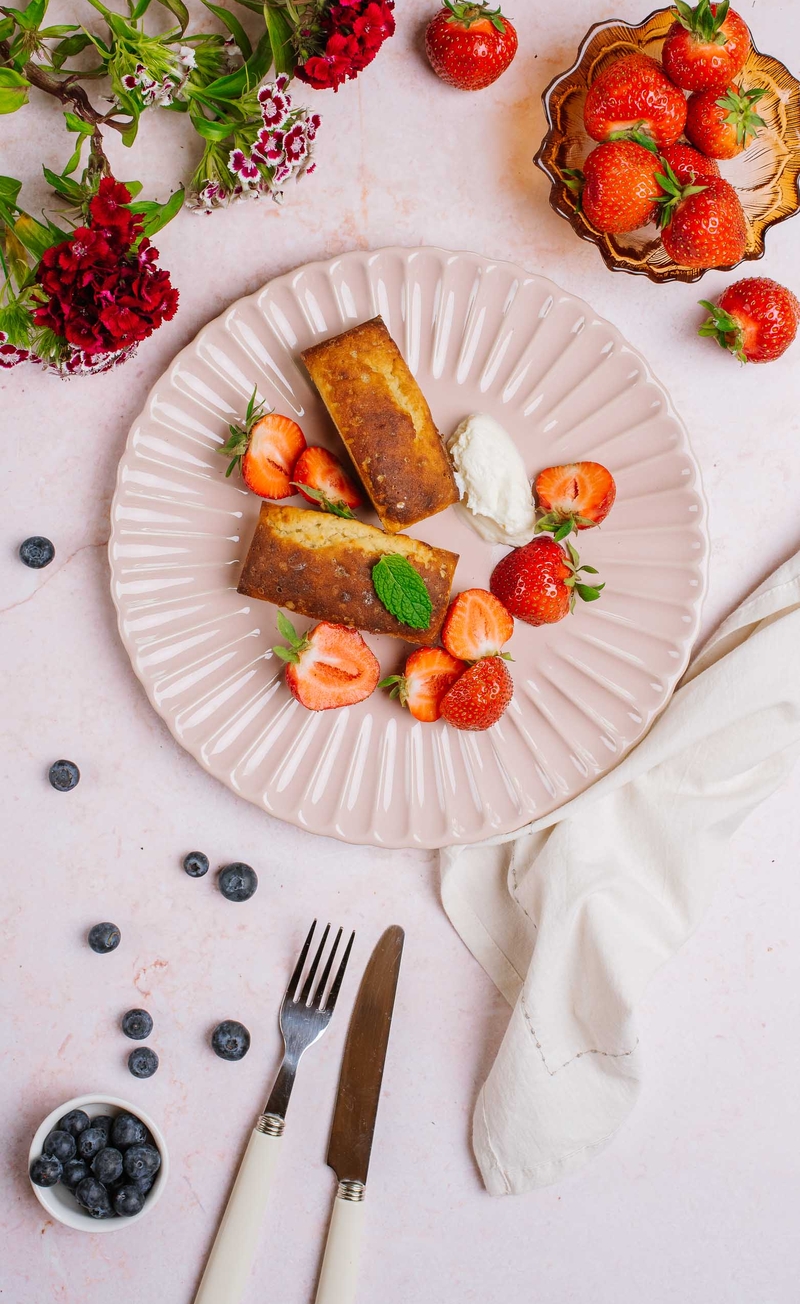 Keto chlebek śmietankowy, krem mascarpone, truskawki