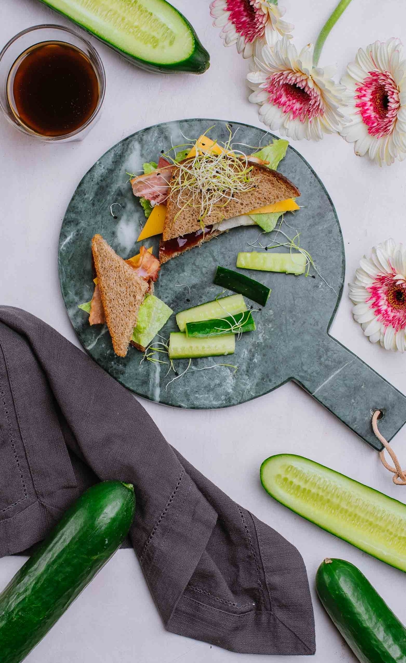 Kanapka razowa z wiśniowym sosem BBQ, bekonem i serem cheddar, ogórek