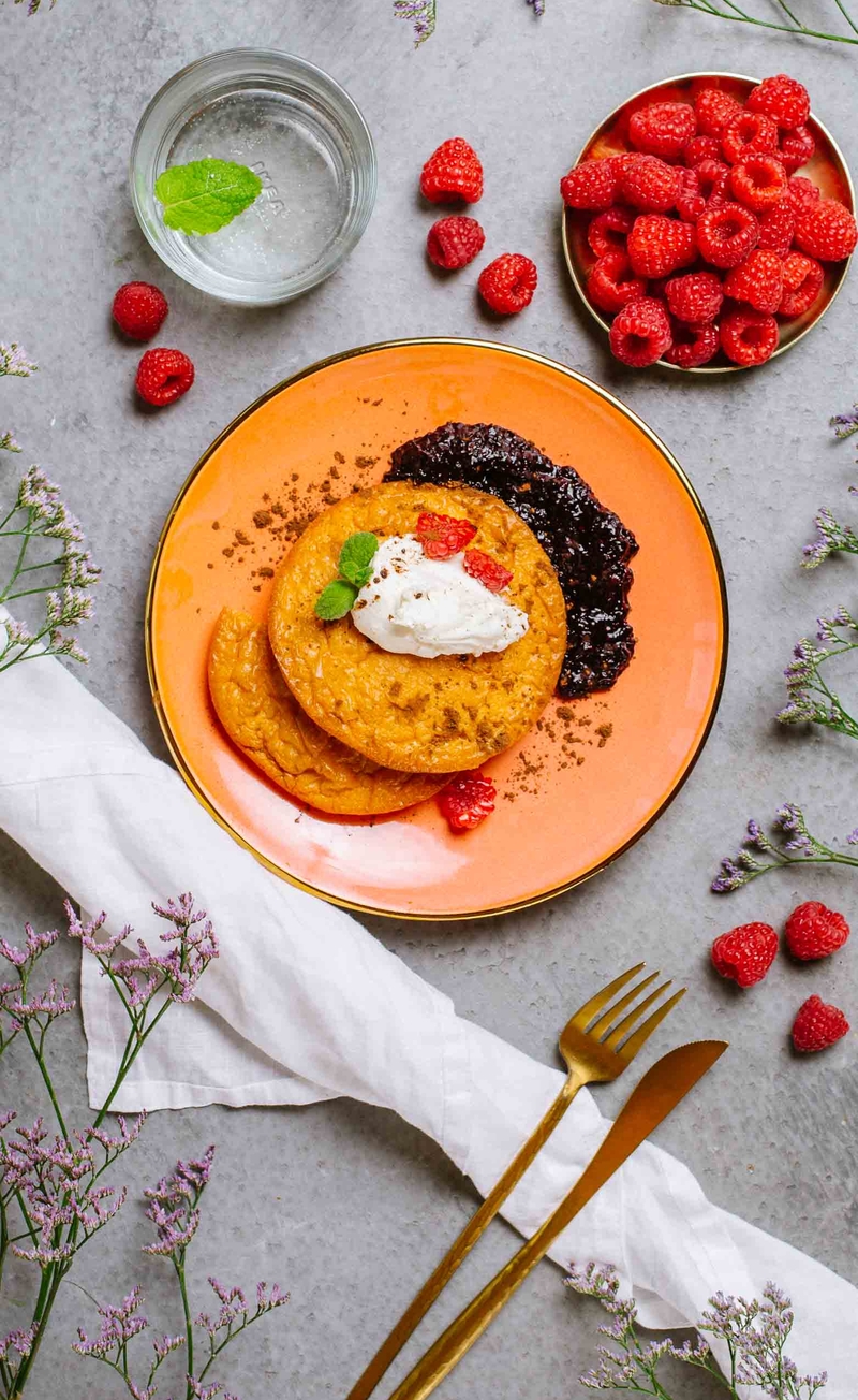 Keto dutch baby z kremowym mascarpone, jagodowa konfitura z chia