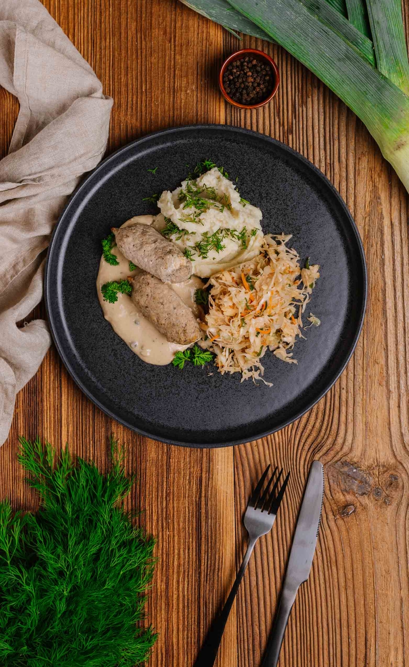Roladki mięsne a'la rzymskie z jajkiem, sos z kolorowym pieprzem, puree ziemniaczane z koperkiem, surówka porowa