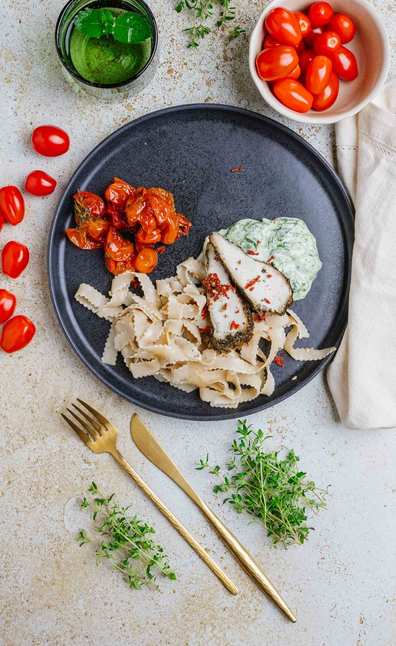 Pełnoziarniste tagliatelle z sosem szpinakowym z serem gorgonzola i indykiem, pomidorki pieczone z tymiankiem