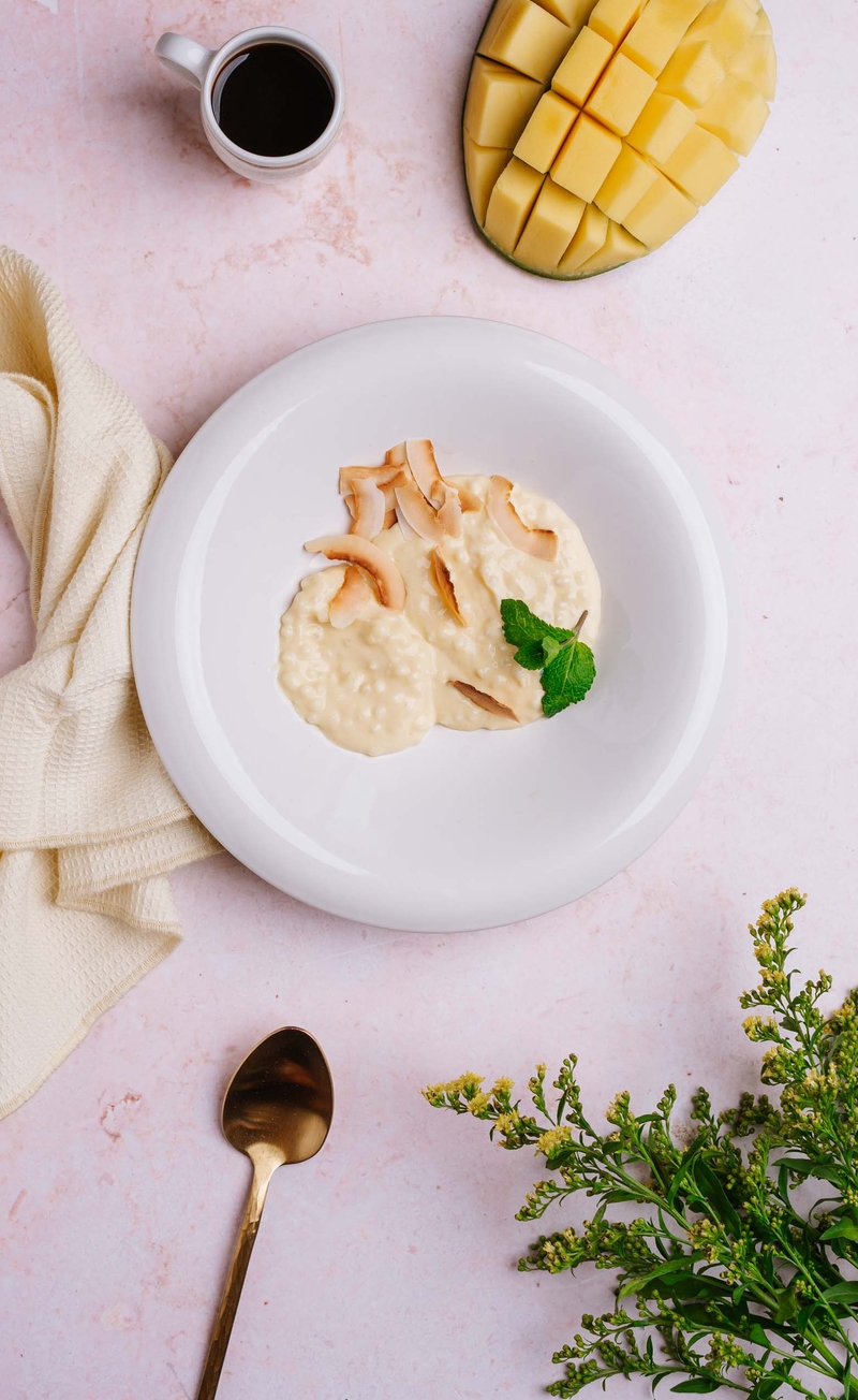 Białkowy jogurt mango z kuleczkami tapioki, chipsy kokosowe