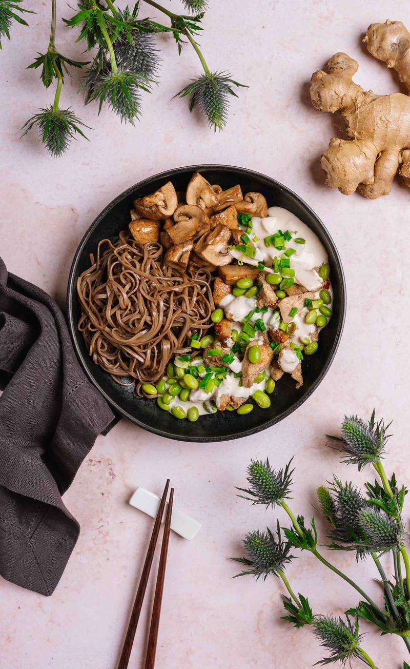 Kurczak w sosie kokosowym z edamame, imbirem i trawą cytrynową, pieczarki w sojowej glazurze, makaron soba