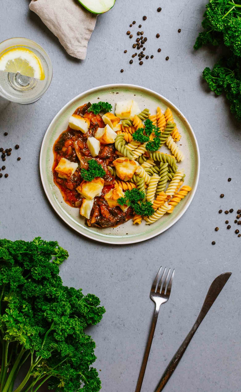 Makaron tricolore z pomidorami, cukinią, szpinakiem i serem halloumi