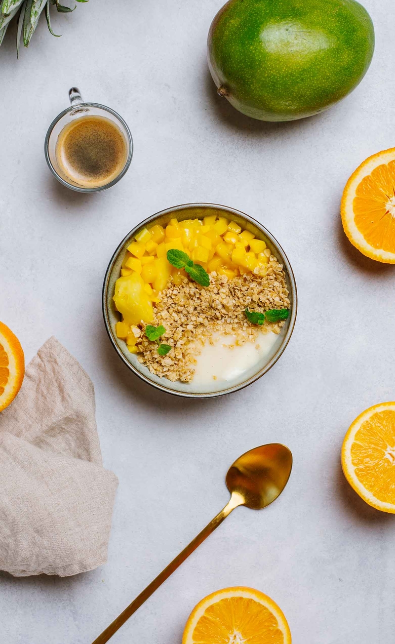 Crumble z owocami egzotycznymi, budyń kokosowy