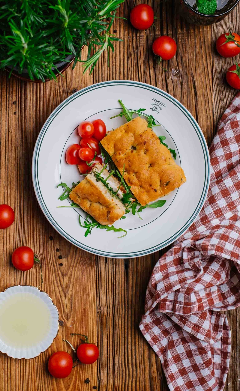 Foccacia sandwich z dipem quatro formaggi, pieczonym indykiem, rukolą i pesto genovese, pomidorki daktylowe