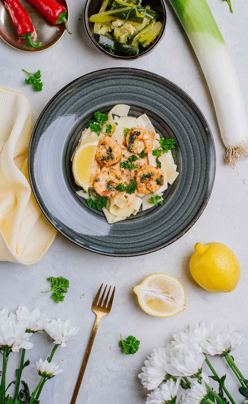 Pappardelle z krewetkami w kremowym sosie z porem, papryczką chilli i cytryną, słupki pieczonej cukinii z czosnkiem
