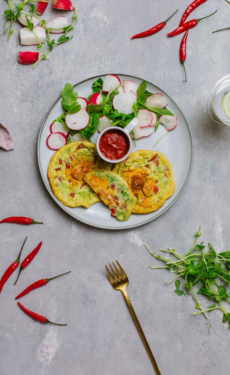 Omlet z chorizo, papryką i szczypiorkiem, ostry sos pomidorowy, rukola z rzodkiewką