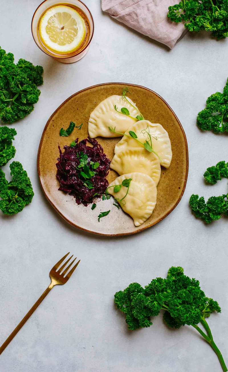 Pierogi z ziemniakami i serem, modra kapusta z natką pietruszki
