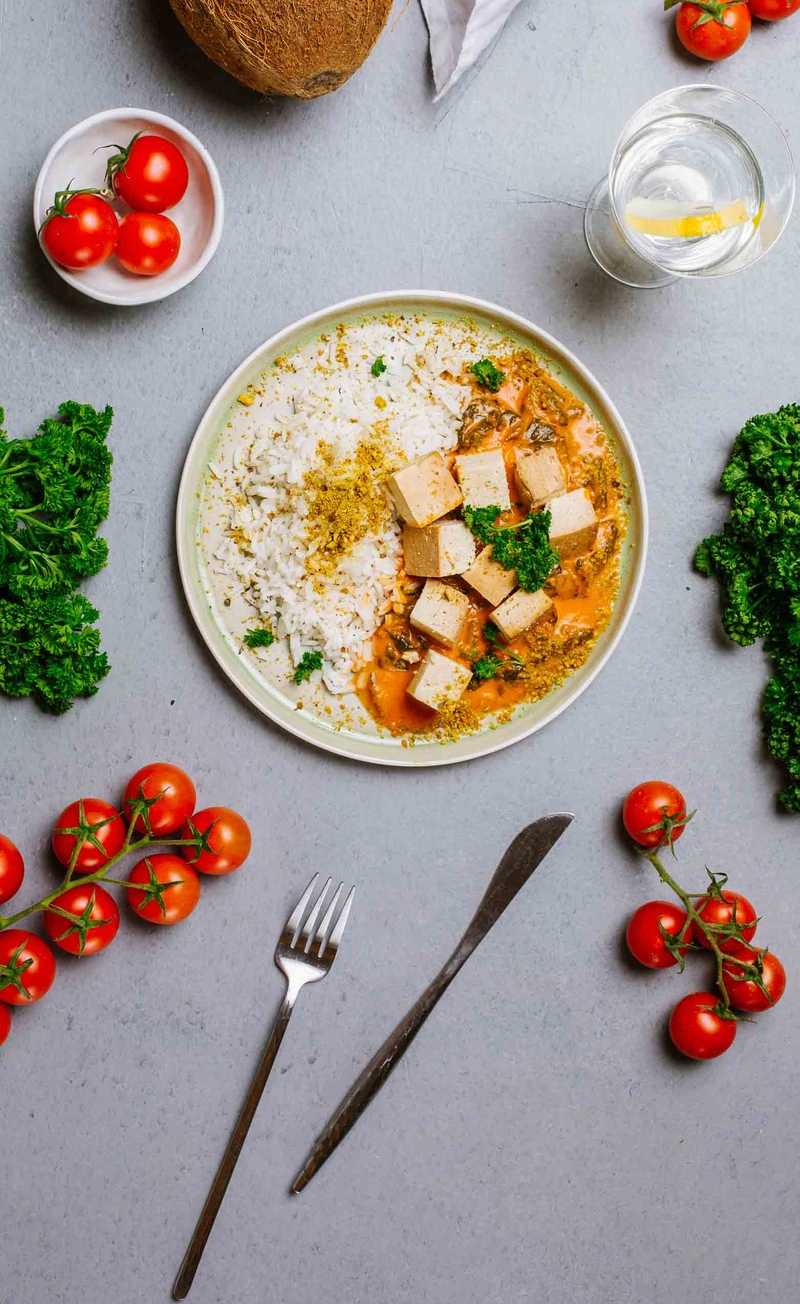 Tofu ze szpinakiem w sosie kokosowo-pomidorowym, ryż basmati
