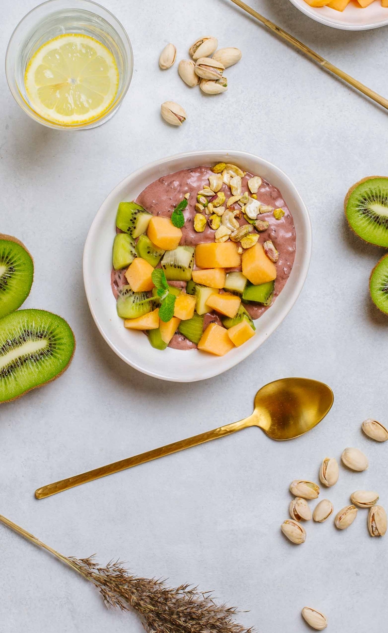 Egzotyczny pudding z czarnego ryżu z melonem i kiwi