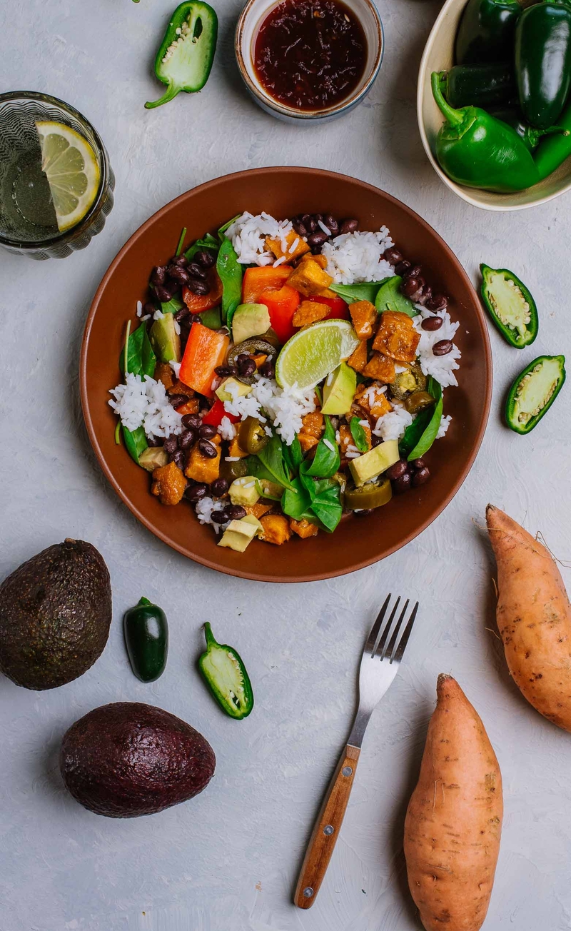 Burrito bowl z ryżem, marynowanymi batatami, czarną fasolą, papryczką jalapeno, awokado i świeżym szpinakiem