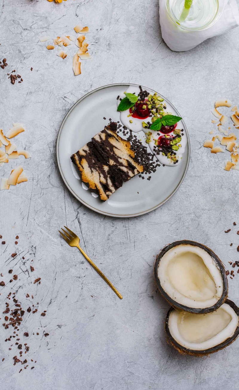 Podwójnie czekoladowy pudding chlebowy, jogurt kokosowy, wiśnie karmelizowane