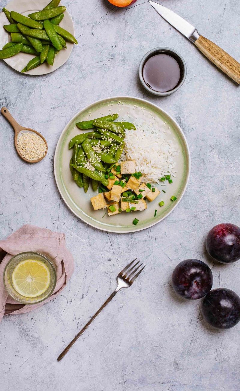 Tofu w sosie śliwkowo-sojowym, ryż basmati, blanszowany groszek cukrowy z sezamem