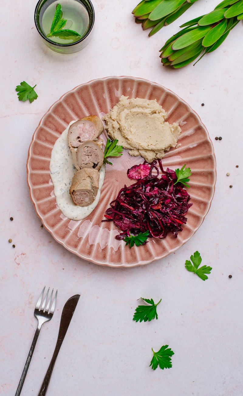 Keto wieprzowa roladka z białą kiełbasą w sosie chrzanowym, puree pietruszkowe, surówka z czerwonej kapusty