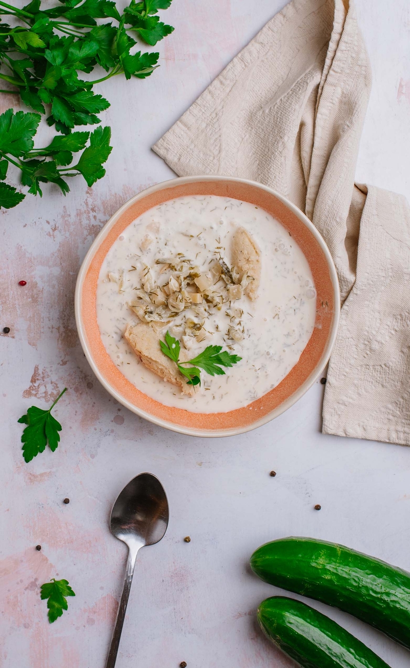 Keto zupa ogórkowa z boczkiem, puree pietruszkowe