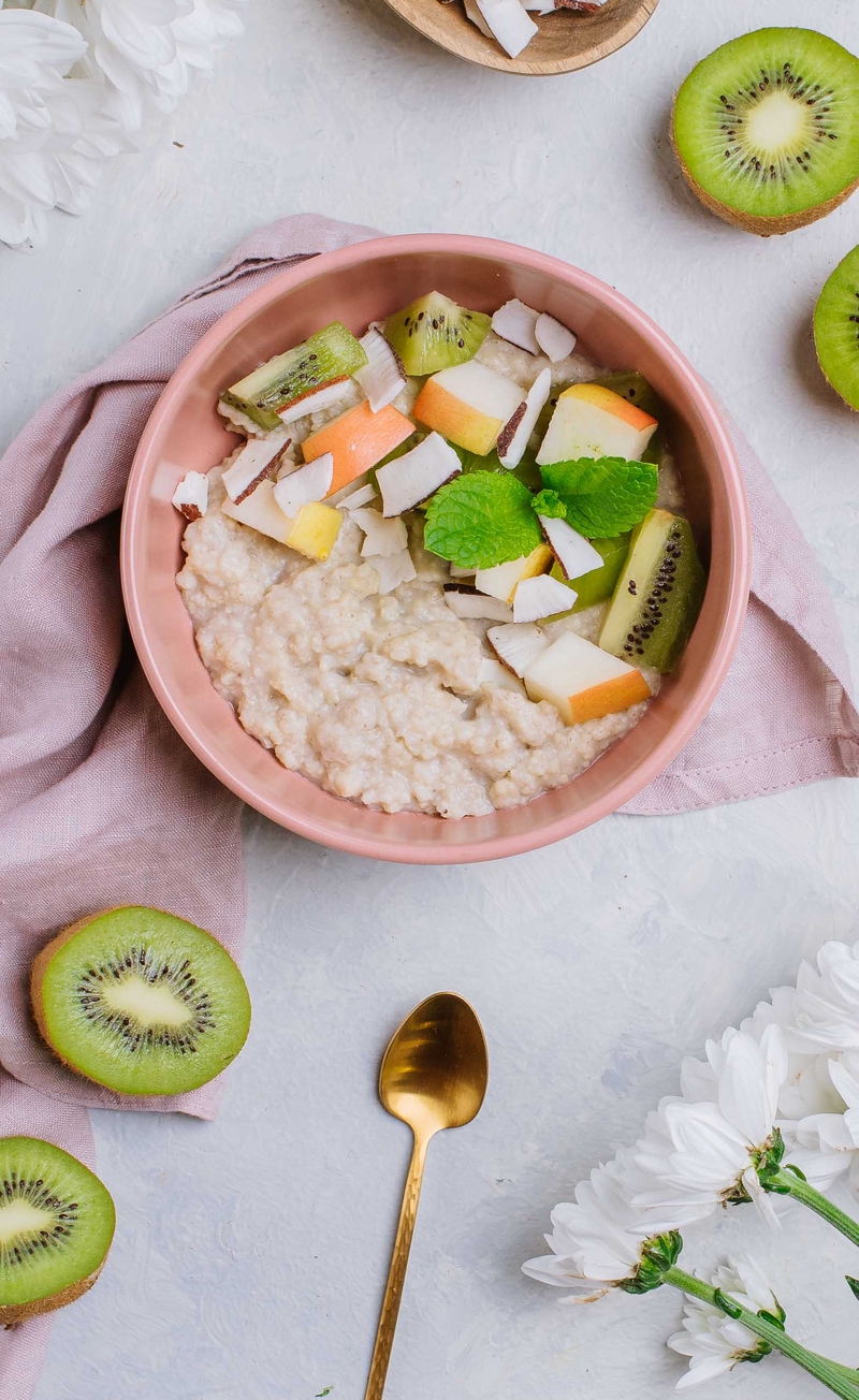 Jaglanka banana-colada z plastrami kokosa, jabłko, kiwi