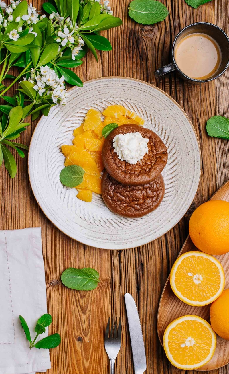 Śmietankowe pancakes tiramisu z kawą i mascarpone, pomarańcze