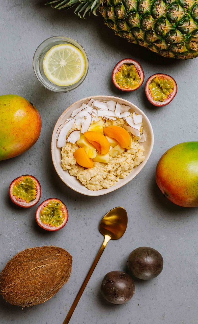 Tropikalna owsianka marakuja-mango z plastrami kokosa, ananas, morele