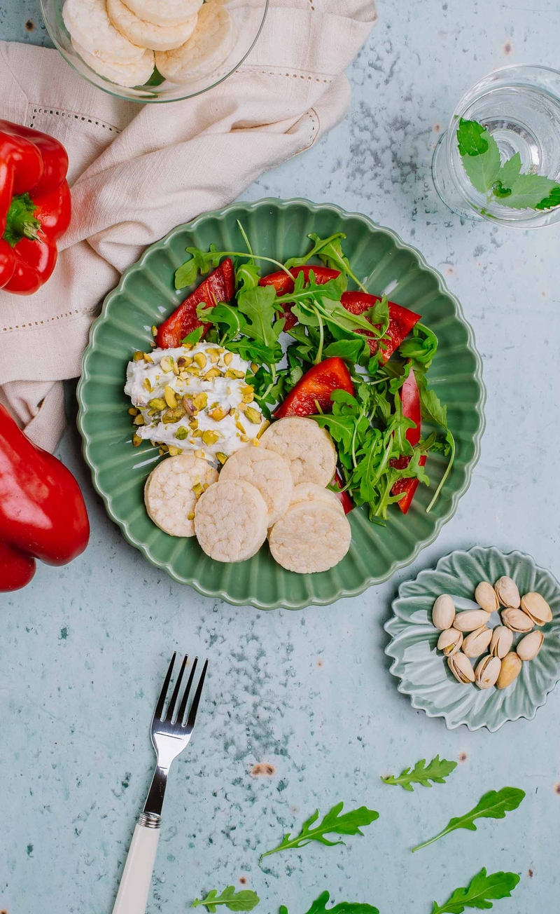 Wafelki orkiszowe z pastą z sera koziego z pistacjami, świeże warzywa