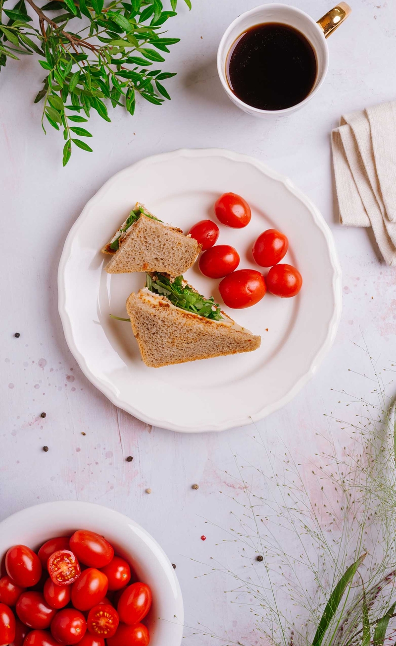 Kanapka żytnia z pieczonym kurczakiem, pesto z suszonych pomidorów i serem żółtym, pomidorki
