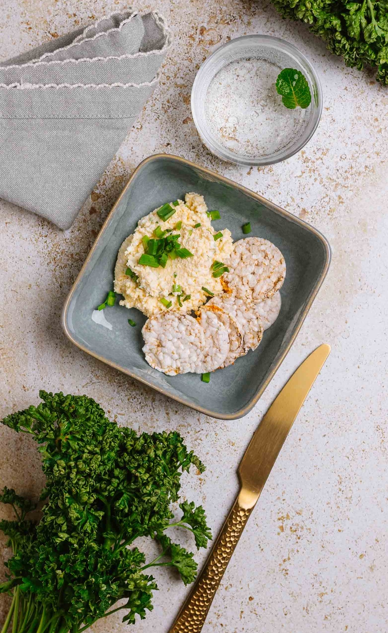 Pasta jajeczna ze szczypiorkiem, wafelki gryczane