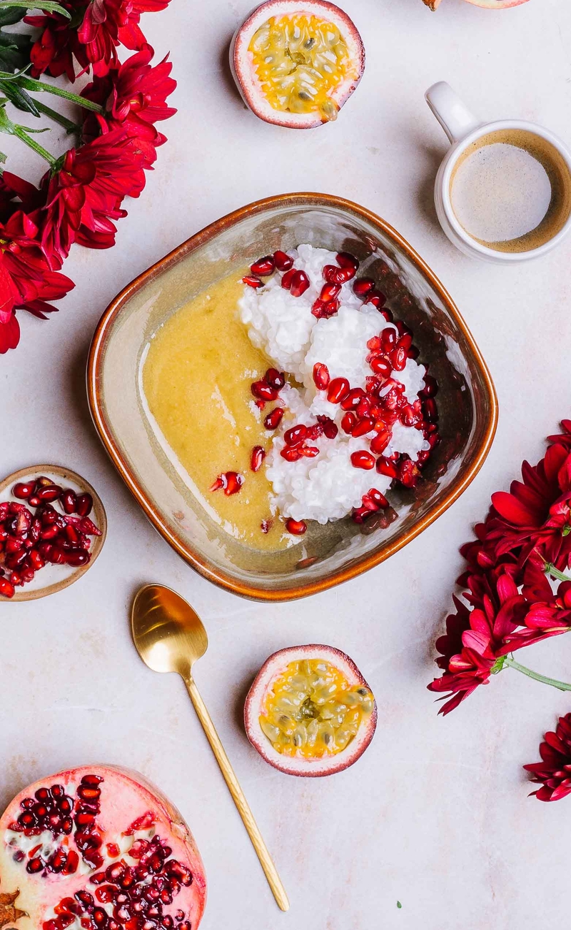 Kokosowy pudding z tapioki a'la bubble tea z marakują i granatem