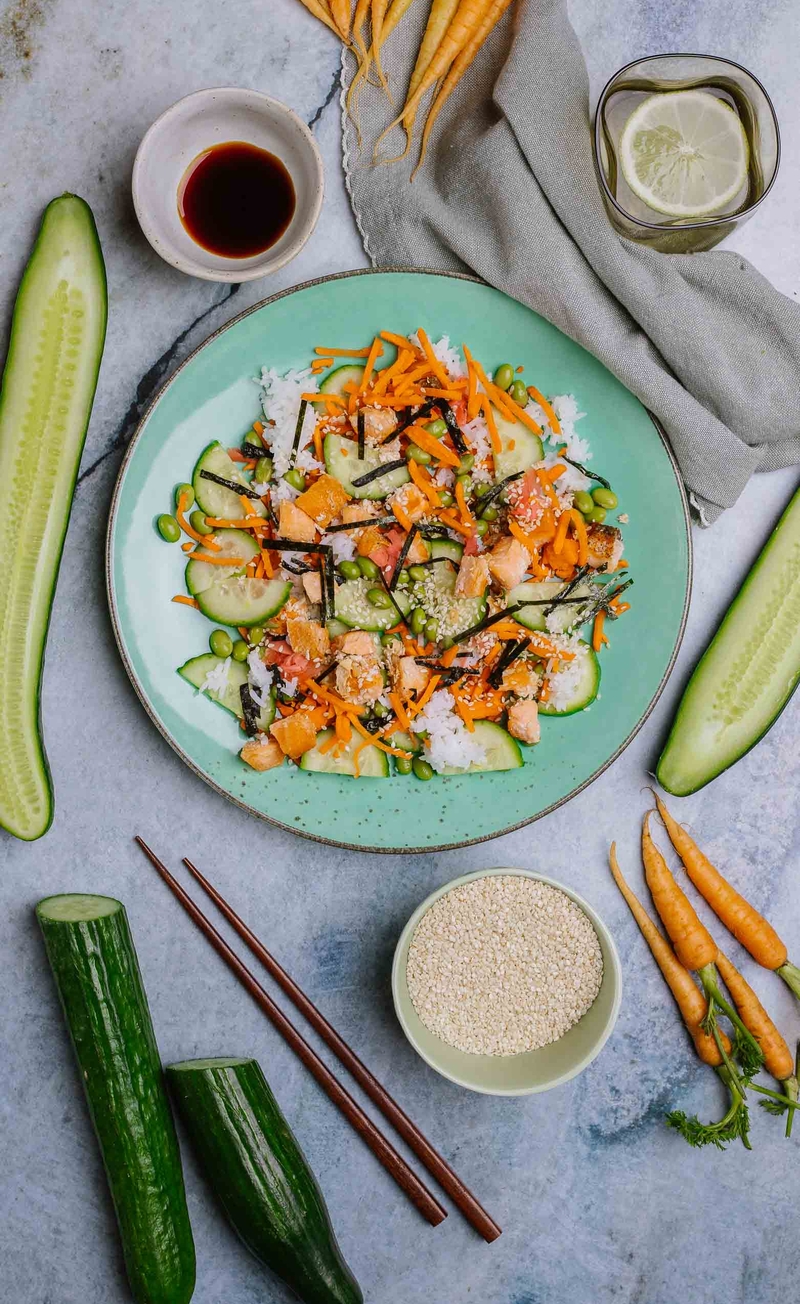Sałatka rozłożone sushi - japoński ryż, pieczony łosoś, ogórek, edamame, nori, sezam, imbir marynowany, sos sojowy