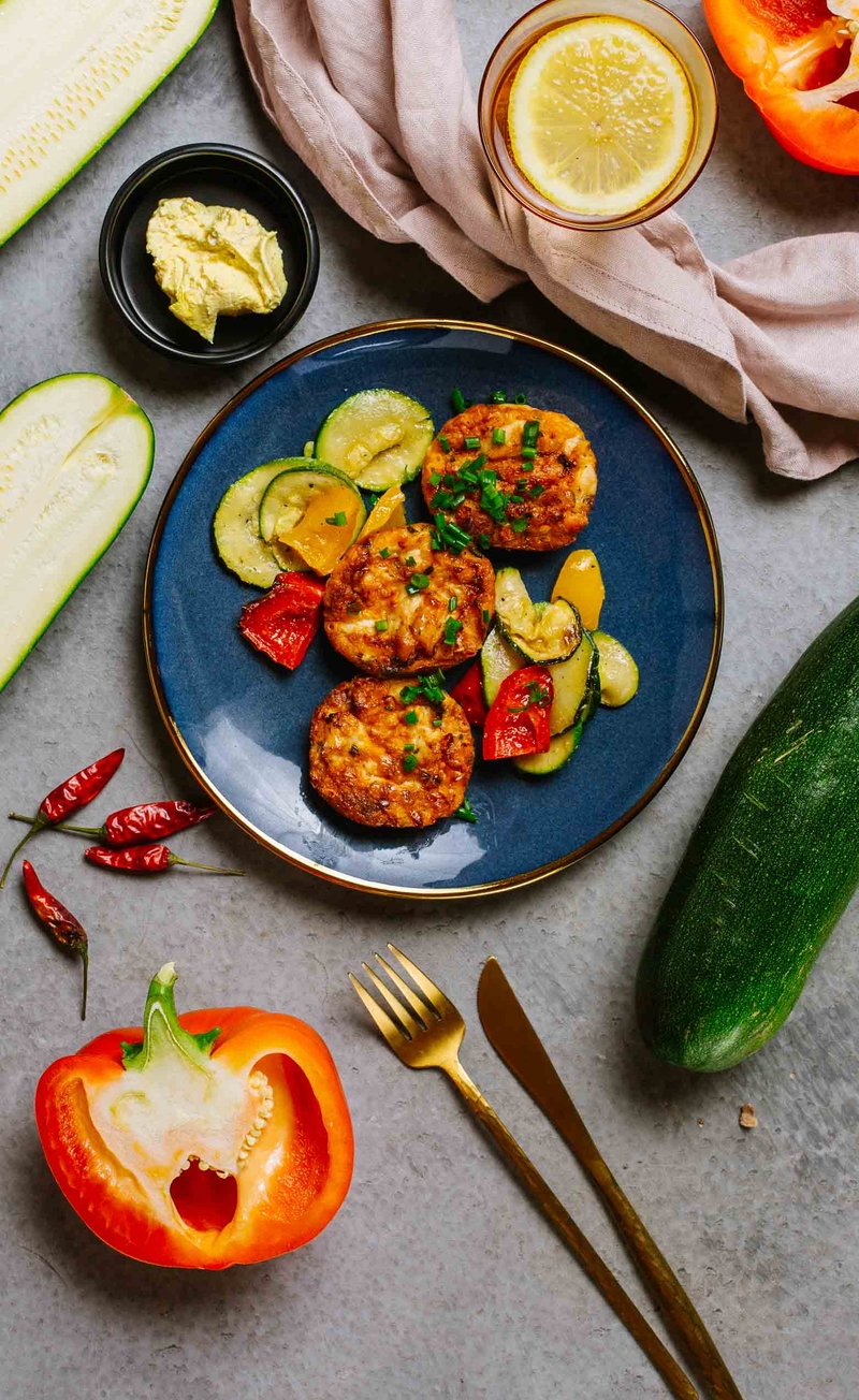 Keto muffiny z kurczakiem i chorizo, pikantny dip z kurkumą i chili, grillowane warzywa