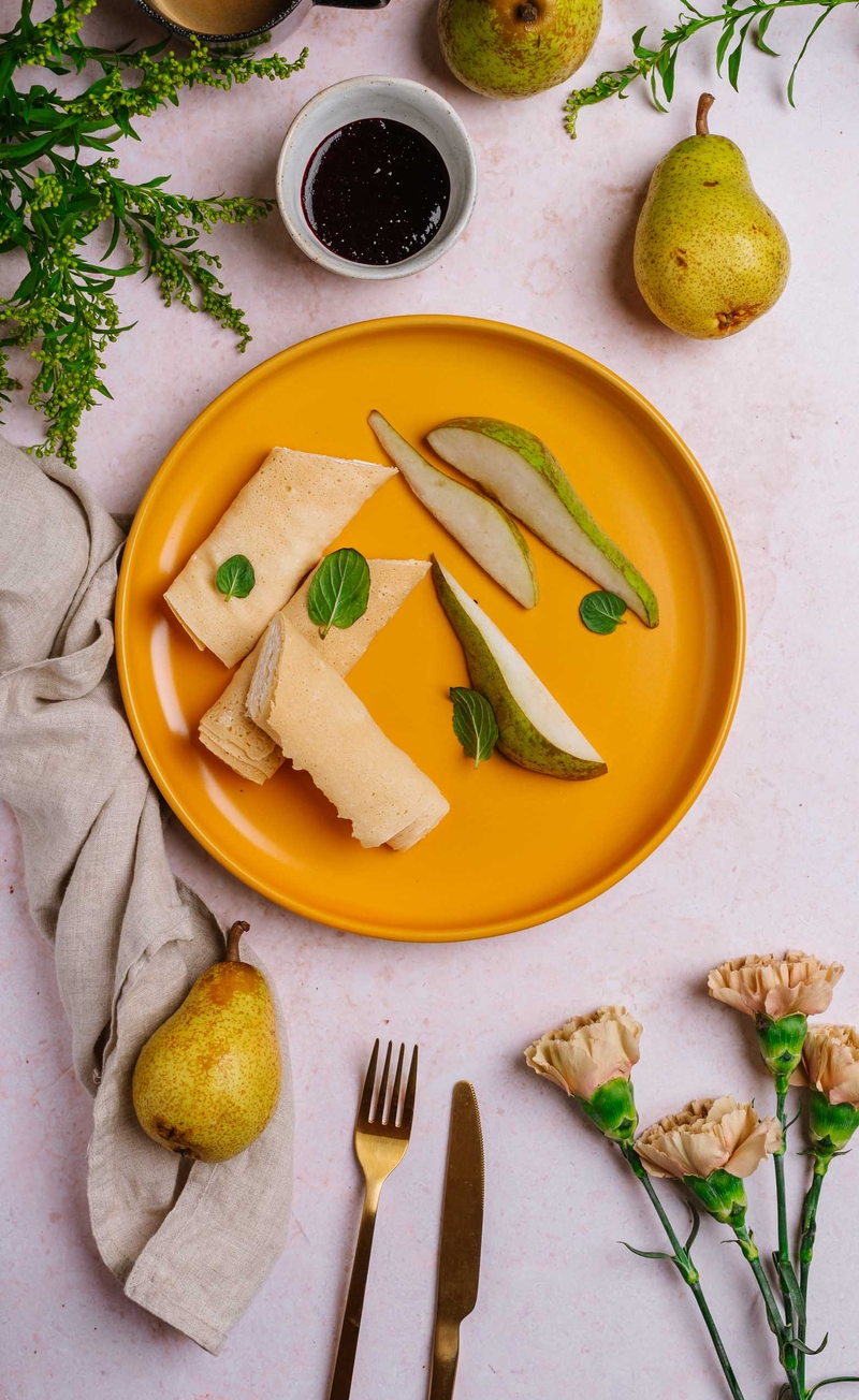 Orkiszowe naleśniki z twarożkiem, chutney jagodowy bez cukru, gruszka