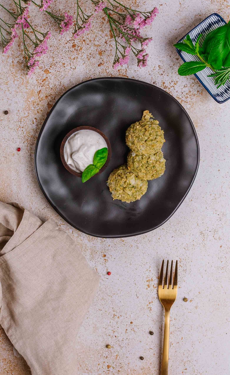 Cheddarowo-brokułowe bites, dip śmietanowo-ziołowy