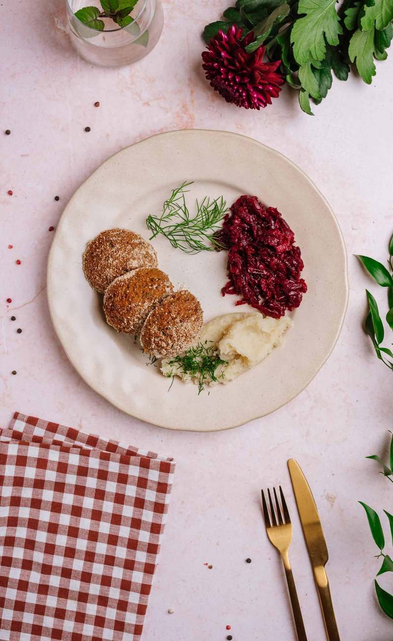 Roślinne kotlety mielone, puree ziemniaczane z masłem i koperkiem, buraczki