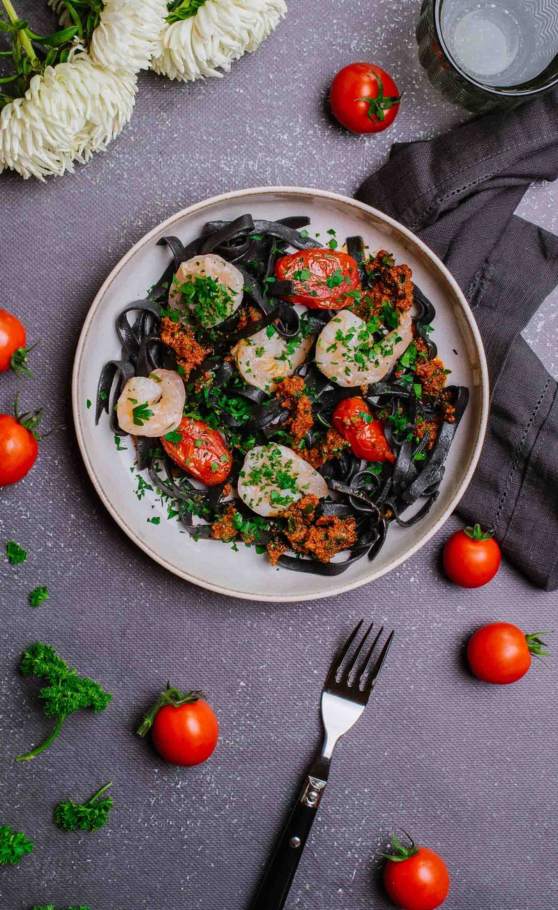 Czarne tagliatelle z pesto z suszonych pomidorów, parmezanem, krewetkami, pieczone pomidorki daktylowe w miodzie i tymianku