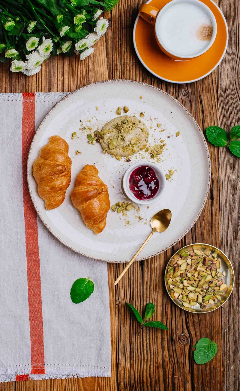 Włoskie śniadanie: cornetto, ricotta z kremem pistacjowym, konfitura wiśniowa