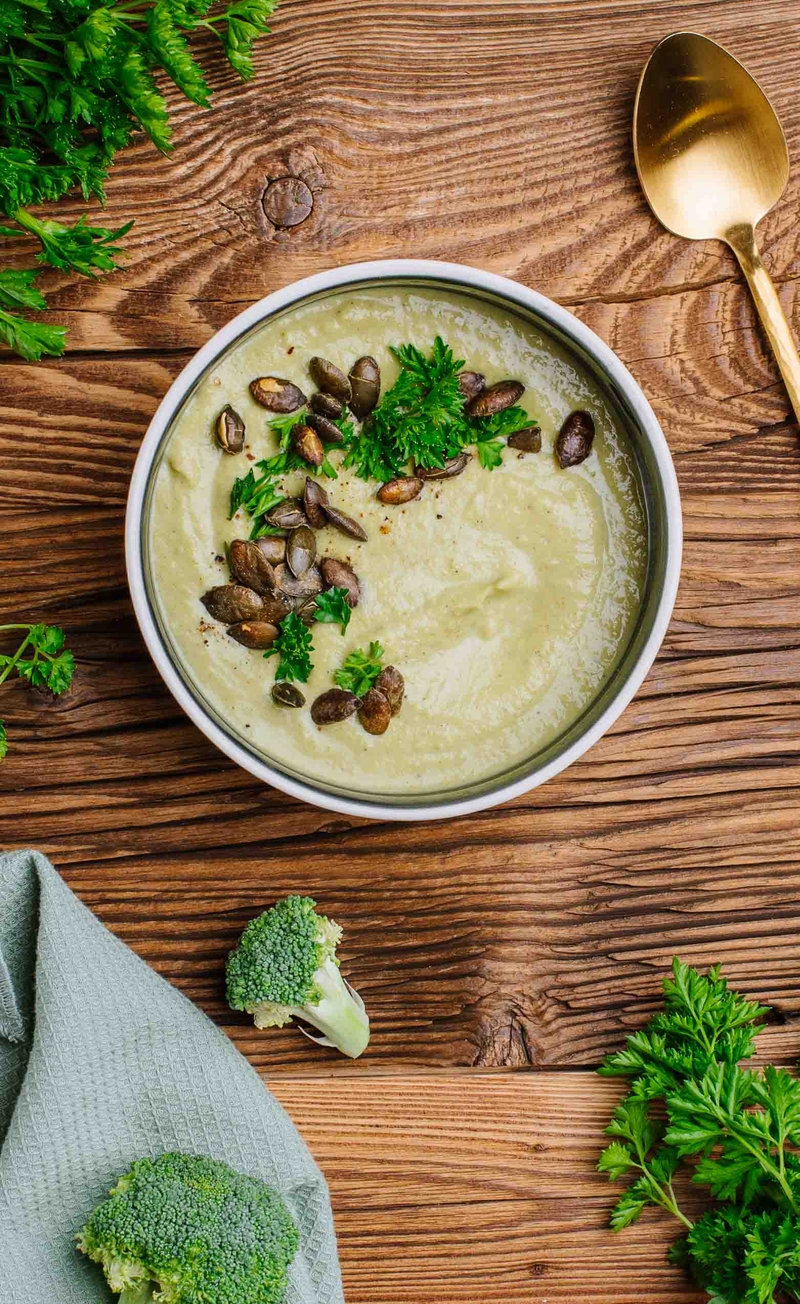 Keto krem brokułowy z mascarpone, greckim serem i pestkami dyni