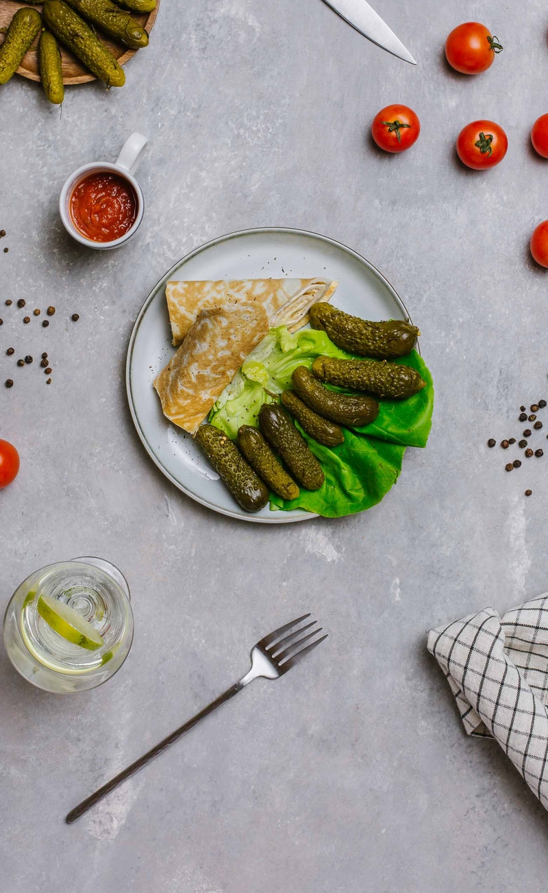 Wrap jajeczny z serem królewskim i szynką z indyka, ketchup domowy, pikle z ogórków