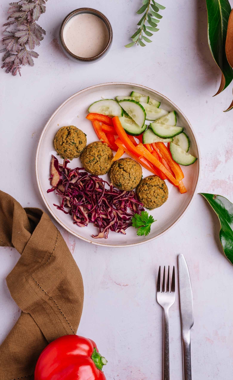 Falafel bowl z czerwoną kapustą, papryką i ogórkiem, pikantny sos majonezowy