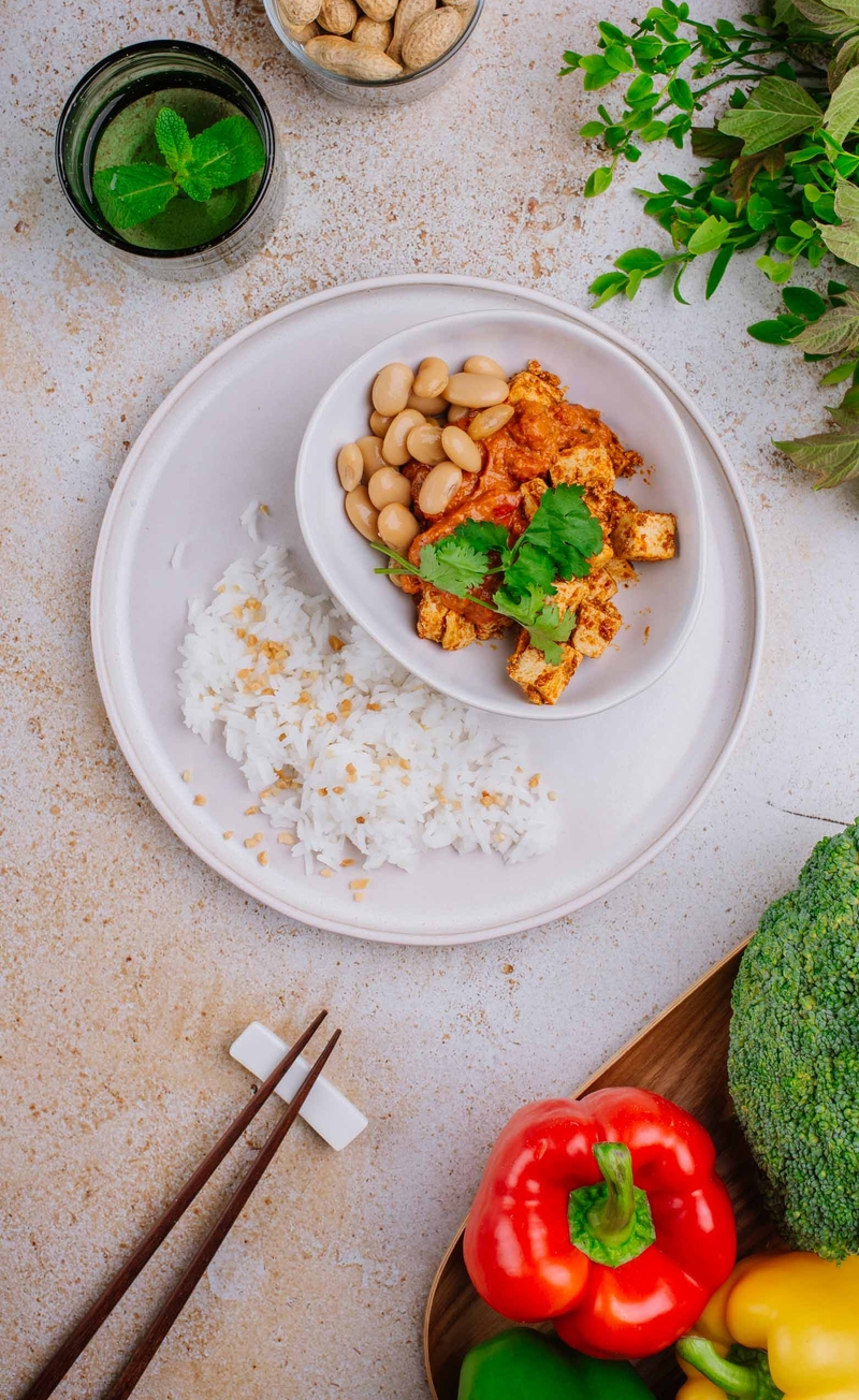 Fasolka z tofu po koreańsku z papryką, brokułami i cukinią, ryż jaśminowy z orzeszkami ziemnymi