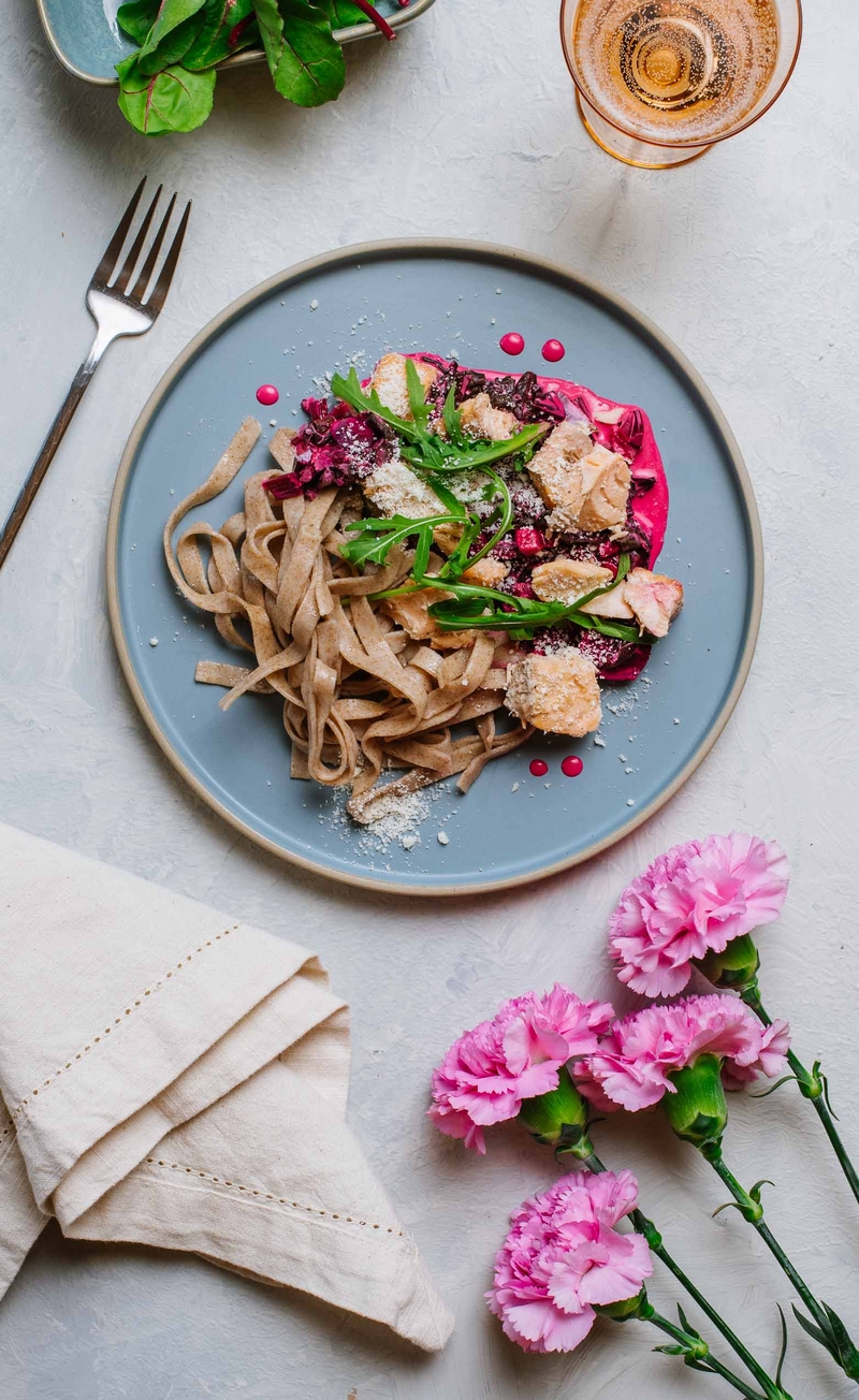 Pieczony łosoś w sosie z botwinką, parmezanem i rukolą, orkiszowe tagliatelle